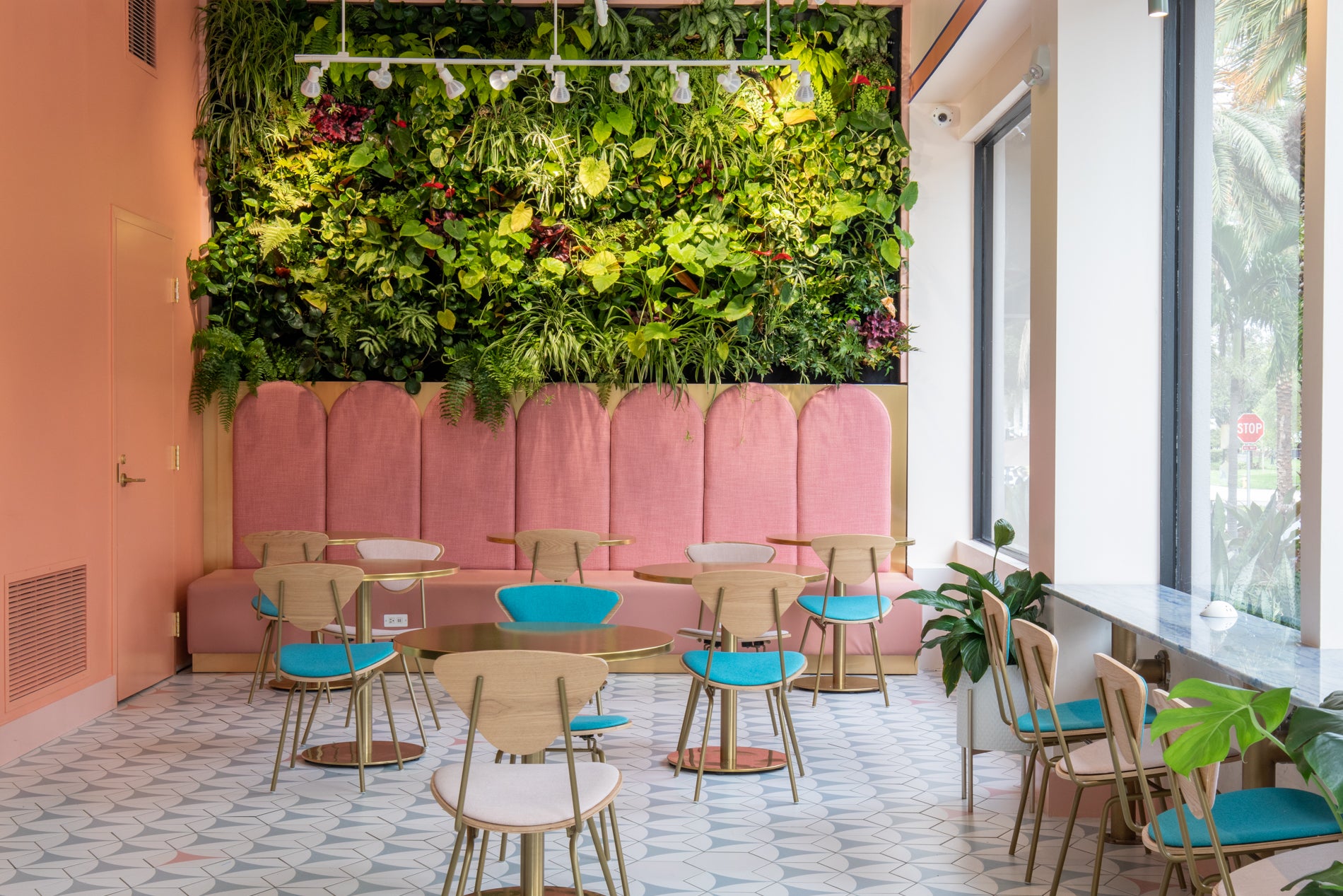 Café Parade② Beans and Bling at Paradeco Coffee Roasters in St. Petersburg